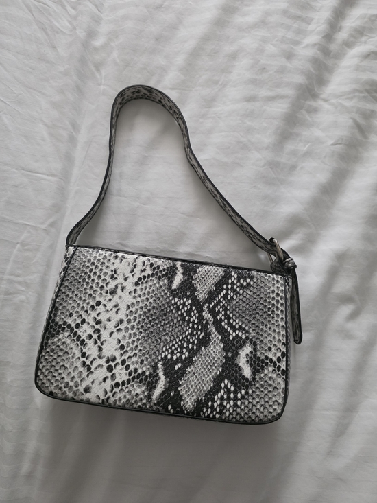 La Express Handbags - Snake-Print Shoulder Bag in Black & White